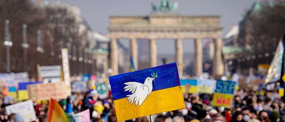 Demonstranten gegen Putin vor dem Brandenburger Tor in Berlin