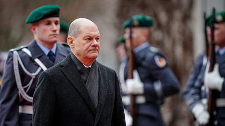 Will deutlich mehr in Rüstung investieren: Bundeskanzler Olaf Scholz, hier vor Soldaten des Wachbataillons.