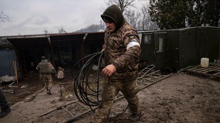 Ukrainische Soldaten bereiten sich auf den russischen Angriff vor. 