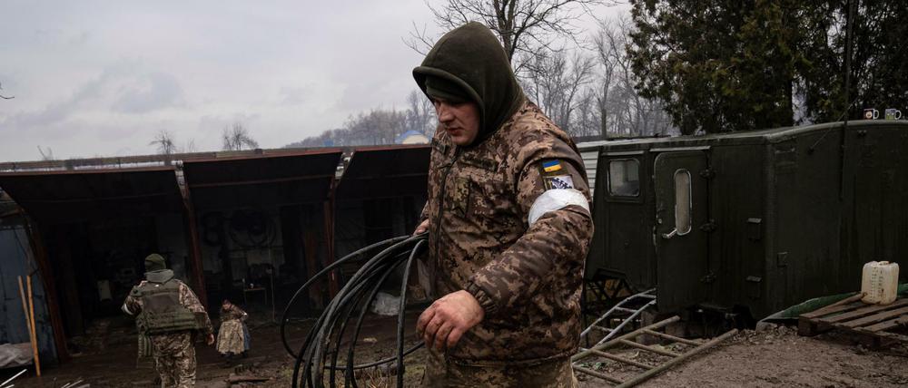 Ukrainische Soldaten bereiten sich auf den russischen Angriff vor.
