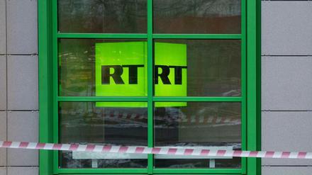 Das Logo des staatlichen russischen TV-Senders „Russia Today“ (RT) ist im Fenster des Firmenbüros zu sehen.