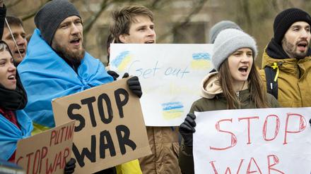 Ukrainische Staatsbürger protestieren in Den Haag gegen die russische Invasion.