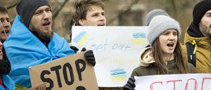 Ukrainische Staatsbürger protestieren in Den Haag gegen die russische Invasion.
