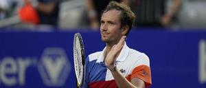 Achterbahnfahrt. Am Tag des russischen Überfalls auf die Ukraine steigt Daniil Medwedew zum neuen Topspieler im Männertennis auf.