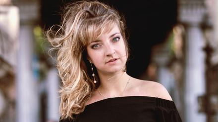 Lise de la Salle wurde 1988 im französischen Cherbourg geboren.