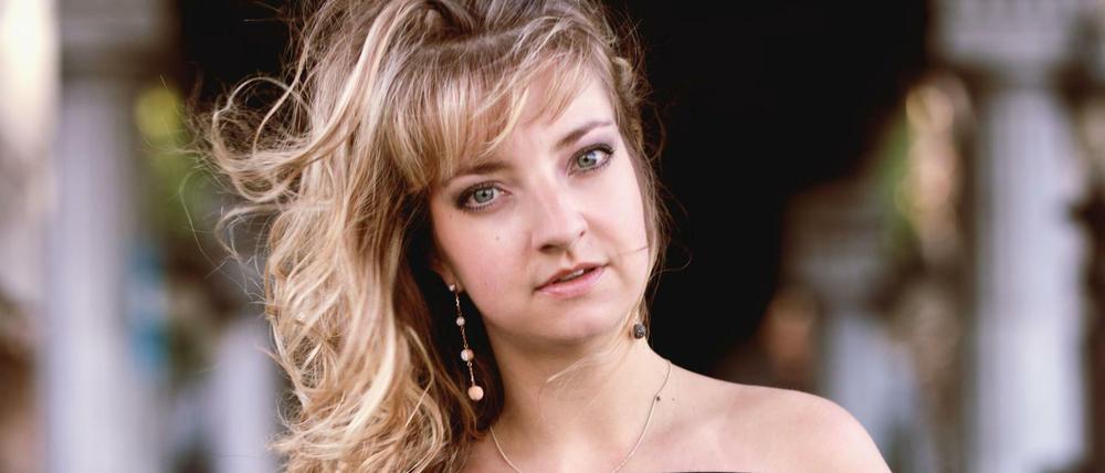 Lise de la Salle wurde 1988 im französischen Cherbourg geboren.