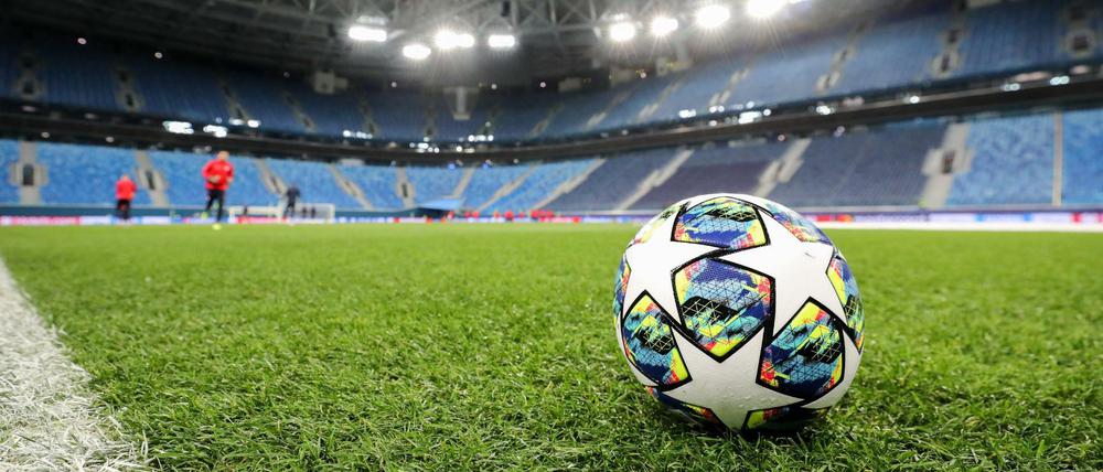 Der Europäische Fußballverband Uefa zieht offenbar Konsequenzen aus dem russischen Angriff auf die Ukraine.