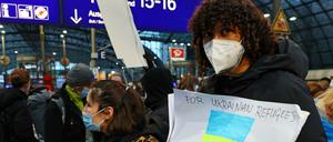 Viele stehen bereit: Freiwillige bieten am Hauptbahnhof Tag für Tag ihre Hilfe an, um ukrainische Flüchtlinge aufzunehmen.