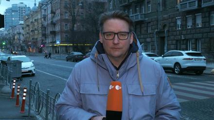 „Im Moment wissen wir nicht einmal, wo die Front verläuft.“ ZDF-Korrespondent Axel Storm und sein Team mussten Kiew am Donnerstagmorgen verlassen, nachdem in der ukrainischen Hauptstadt Explosionen und Sirenen zu hören waren.