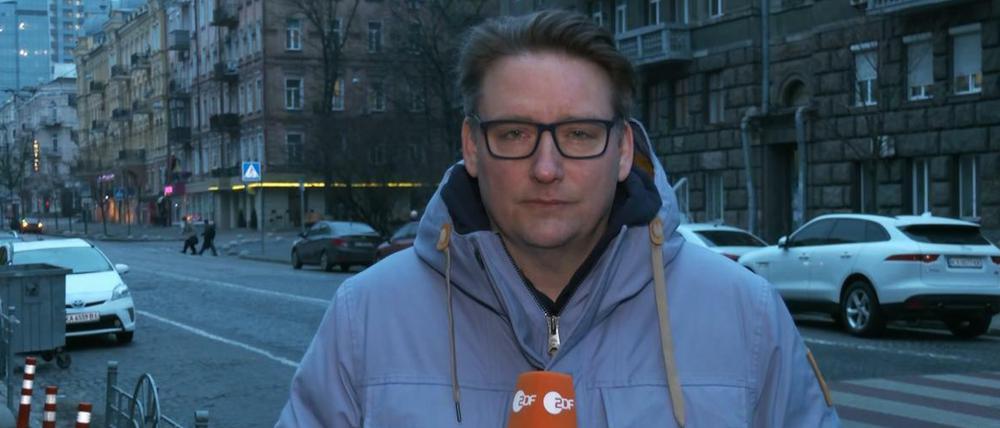 „Im Moment wissen wir nicht einmal, wo die Front verläuft.“ ZDF-Korrespondent Axel Storm und sein Team mussten Kiew am Donnerstagmorgen verlassen, nachdem in der ukrainischen Hauptstadt Explosionen und Sirenen zu hören waren.
