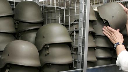 Bundeswehrhelme in verschiedenen Größen (Symbolbild)