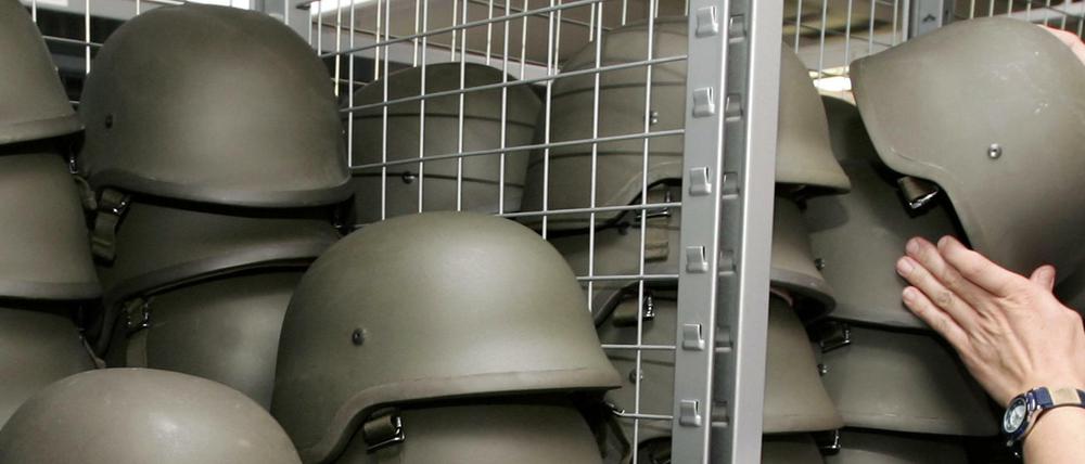 Bundeswehrhelme in verschiedenen Größen (Symbolbild)