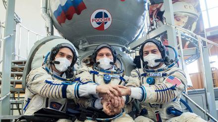 Höhere Diplomatie. Die ISS-Astronauten Pyotr Dubrov und Oleg Novitskiy aus Russland und Nasa-Astronaut Mark Vande Hei (v.l.) demonstrieren Zusammenhalt. Bereits im Kalten Krieg hatten Astronauten die Hürden zwischen den Ost und West überwunden.