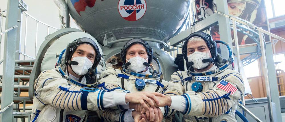 Höhere Diplomatie. Die ISS-Astronauten Pyotr Dubrov und Oleg Novitskiy aus Russland und Nasa-Astronaut Mark Vande Hei (v.l.) demonstrieren Zusammenhalt. Bereits im Kalten Krieg hatten Astronauten die Hürden zwischen den Ost und West überwunden.