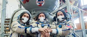 Höhere Diplomatie. Die ISS-Astronauten Pyotr Dubrov und Oleg Novitskiy aus Russland und Nasa-Astronaut Mark Vande Hei (v.l.) demonstrieren Zusammenhalt. Bereits im Kalten Krieg hatten Astronauten die Hürden zwischen den Ost und West überwunden.