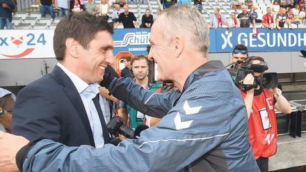 Christian Streich (re.) feierte sein Trainerdebüt beim SC Freiburg im Januar 2012. Tayfun Korkut (hier 2018) übernahm bei Hertha BSC im November 2021.