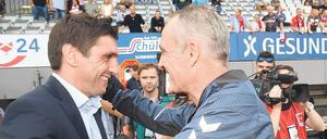Christian Streich (re.) feierte sein Trainerdebüt beim SC Freiburg im Januar 2012. Tayfun Korkut (hier 2018) übernahm bei Hertha BSC im November 2021.