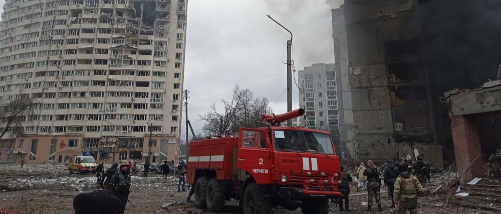 Tschernihiw: Feuerwehrleute löschen das Feuer.