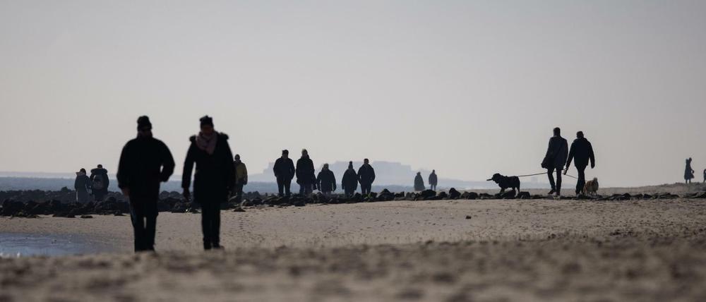 Spaziergänger am Strand bei Wyk auf der Nordseeinsel Föhr.