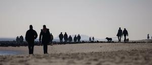 Spaziergänger am Strand bei Wyk auf der Nordseeinsel Föhr.