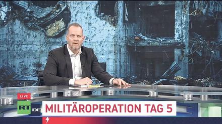 Nach offizieller Sprachregelung dürfen russische Medien wie RT.DE und ihr News-Moderator Stefan Pollak im Zusammenhang mit der Ukraine keine Begriffe wie Krieg oder Invasion verwenden. Die Tendenz der Nachrichten erinnert auch sonst eher an Propaganda, wie sie einst der „Schwarze Kanal“ betrieb. 