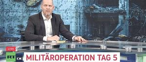 Nach offizieller Sprachregelung dürfen russische Medien wie RT.DE und ihr News-Moderator Stefan Pollak im Zusammenhang mit der Ukraine keine Begriffe wie Krieg oder Invasion verwenden. Die Tendenz der Nachrichten erinnert auch sonst eher an Propaganda, wie sie einst der „Schwarze Kanal“ betrieb. 