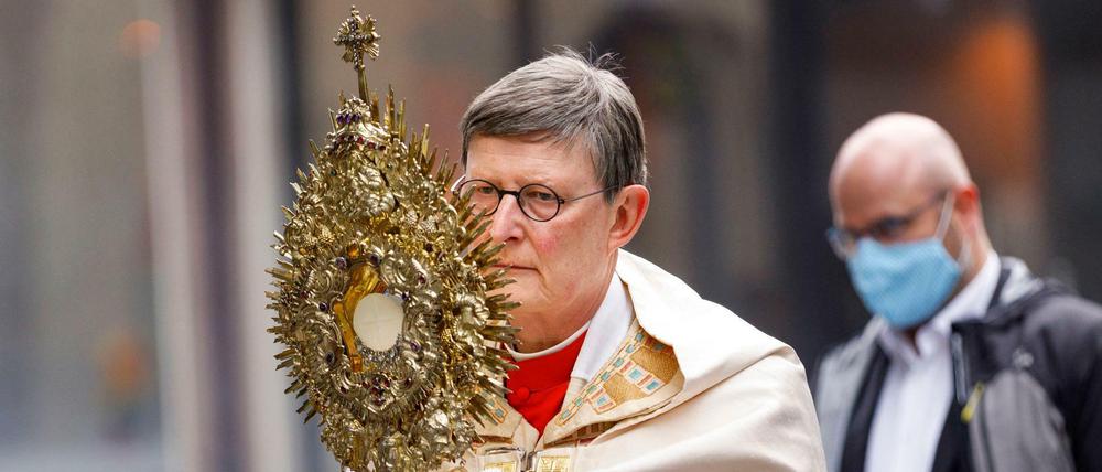 Der Kölner Erzbischof Rainer Maria Kardinal Woelki bei einem Fronleichnamsgottesdienst unter freiem Himmel in Köln.
