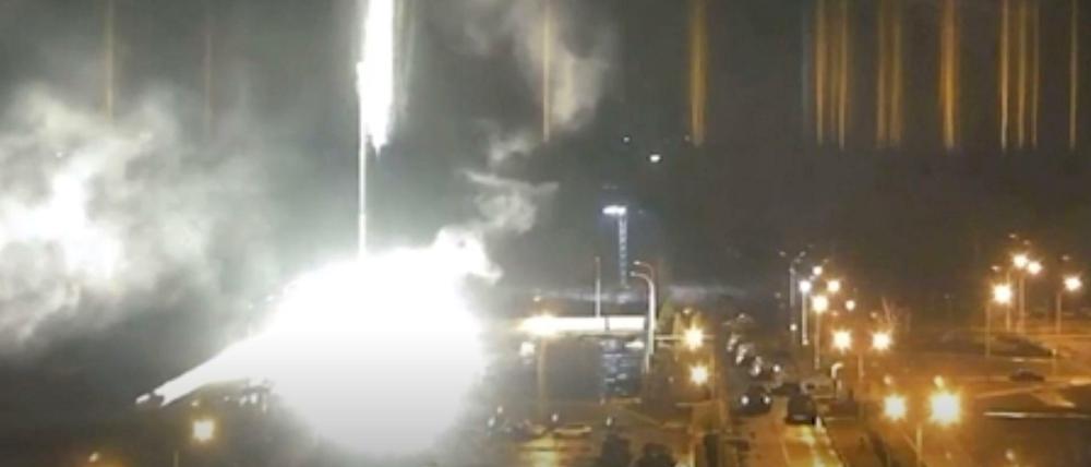 Dieses Bild aus einem vom Kernkraftwerk Saporischschja veröffentlichten Video zeigt ein helles, aufflackerndes Objekt, das am Freitag, den 4. März 2022, auf dem Gelände des Kernkraftwerks in Enerhodar in der Ukraine landet.