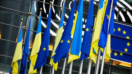 Die Flaggen der Ukraine und der Europäischen Union hängen zusammen an der Außenseite des Gebäudes vor einer außerordentlichen Plenarsitzung zum Ukraine-Konflikt im Europäischen Parlament am 1. März 2022