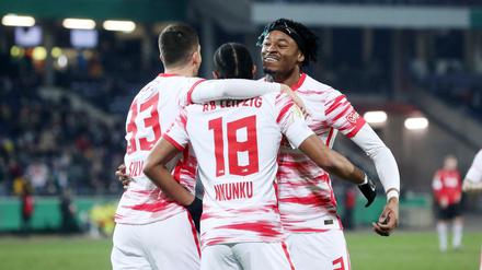 RB Leipzig ist weiter dabei., Hier jubeln André Silva, Christopher Nkunku und Mohamed Simakan über ein Tor. 