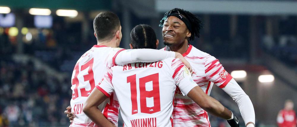 RB Leipzig ist weiter dabei., Hier jubeln André Silva, Christopher Nkunku und Mohamed Simakan über ein Tor.