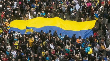 Antikriegs-Demo mit der ukrainischen Flagge in Prag.
