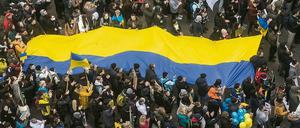 Antikriegs-Demo mit der ukrainischen Flagge in Prag.