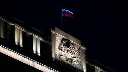Die russische Nationalflagge flattert auf dem Gebäude der Staatsduma, der unteren Kammer des russischen Parlaments.