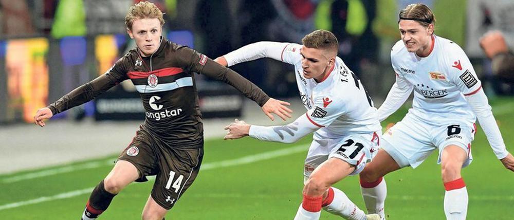 Vor drei Jahren noch auf Augenhöhe. Unions Grischa Prömel (Mi.) war 2019 schon dabei beim letzten Duell gegen die Hamburger. Damals noch in der Zweitklassigkeit, St. Pauli gewann 3:2.