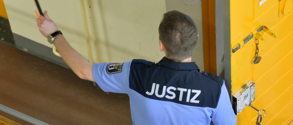 Trotz Mordverdacht an einem 22-Jährigen ist jetzt ein 20-Jähriger aus der Untersuchungshaft entlassen worden.
