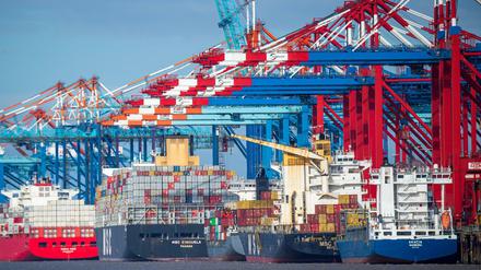 Schiffe liegen im Containerhafen in Bremen, Bremerhaven.