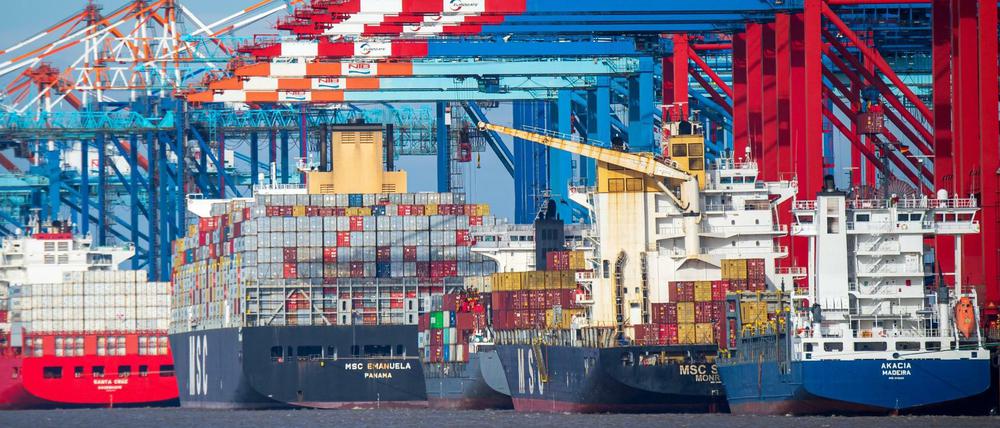 Schiffe liegen im Containerhafen in Bremen, Bremerhaven.