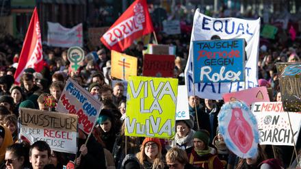 Teilnehmer:innen einer Demonstration zum Internationalen Frauentag gehen durch Berlin-Mitte. 
