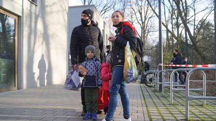 Diese vierköpfige Familie kommt aus der ukrainischen Stadt Czernowitz und wird im Landesamt für Flüchtlingsangelegenheiten Berlin (LAF) in Empfang genommen. 
