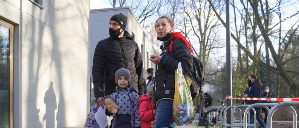 Diese vierköpfige Familie kommt aus der ukrainischen Stadt Czernowitz und wird im Landesamt für Flüchtlingsangelegenheiten Berlin (LAF) in Empfang genommen. 