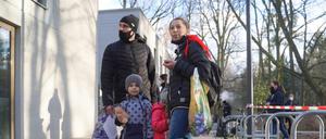 Diese vierköpfige Familie kommt aus der ukrainischen Stadt Czernowitz und wird im Landesamt für Flüchtlingsangelegenheiten Berlin (LAF) in Empfang genommen. 