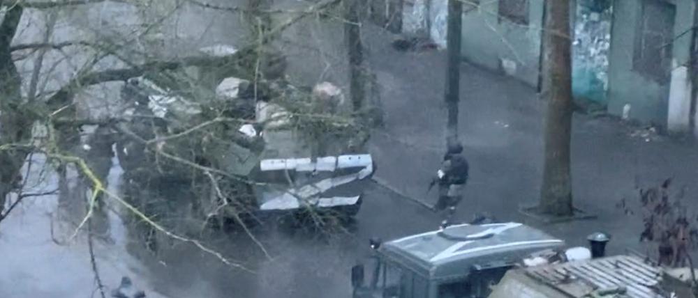 Ein Panzer und ein Militärfahrzeug in Cherson