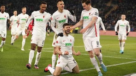 Die Augsburger feiern ihren Siegtorschützin Daniel Caligiuri.