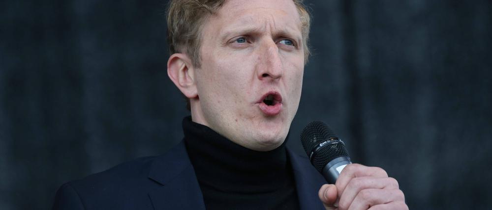 Initiator der sogenannten „Hygienedemonstrationen“ und Herausgeber einer Zeitung: der Berliner Verschwörungsideologe Anselm Lenz. 