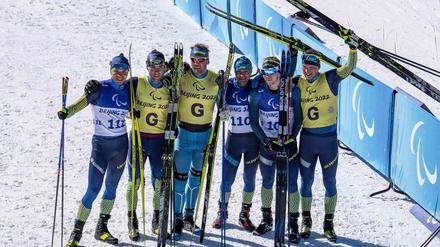 Ukrainischer Dreifach-Erfolg: Silbermedaillengewinner Oleksandr Kazik mit seinem Guide Serhii Kucheriavyi, Goldmedaillengewinner Vitalii Lukianenko mit seinem Guide Boys Babar and Bronzemedaillengewinner Dmytro Suiarko mit seinem Guide Oleksandr Nikonovych.