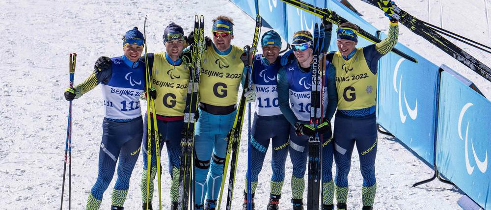 Ukrainischer Dreifach-Erfolg: Silbermedaillengewinner Oleksandr Kazik mit seinem Guide Serhii Kucheriavyi, Goldmedaillengewinner Vitalii Lukianenko mit seinem Guide Boys Babar and Bronzemedaillengewinner Dmytro Suiarko mit seinem Guide Oleksandr Nikonovych.
