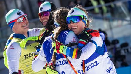ich Himmelhoch jauchzend: Das Doppel-Duo Kazmaier/Baumann und Walter/Strecker feiert sich und seine Podest-Platzierungen nach dem Biathlon-Sprint 