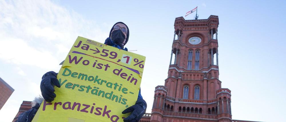 Eine Demonstration der Initiative "Deutsche Wohnen & Co. enteignen" im Februar vor dem Roten Rathaus - die Linke unterstützt die Umsetzung des Volksentscheids.
