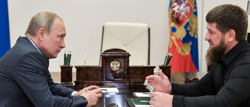 Mord als Mittel der Macht. Der Herrscher der russischen Provinz Tschetschenien, Ramsan Kadyrow, hier mit Russlands Präsident Putin, wollte in Deutschland einen Kritiker töten lassen.